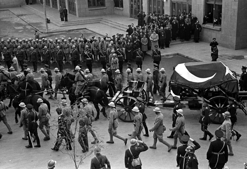 10 kasım 1938 Gününe ait Ulu Önder'in cenazesinden tarihe tanıklık eden fotoğraflar! - 7. fotoğraf