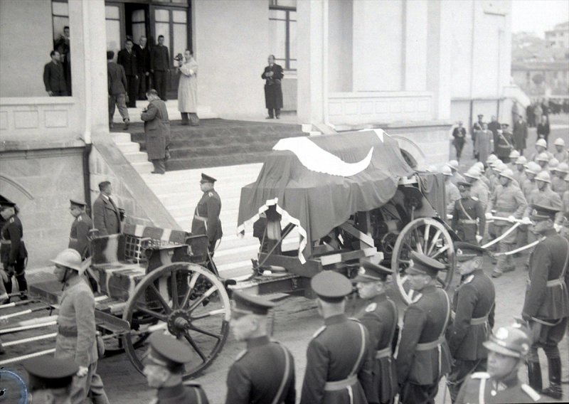 10 kasım 1938 Gününe ait Ulu Önder'in cenazesinden tarihe tanıklık eden fotoğraflar! - 16. fotoğraf
