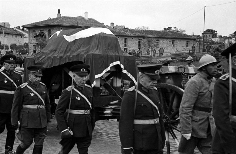 10 kasım 1938 Gününe ait Ulu Önder'in cenazesinden tarihe tanıklık eden fotoğraflar! - 11. fotoğraf