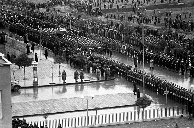 10 kasım 1938 Gününe ait Ulu Önder'in cenazesinden tarihe tanıklık eden fotoğraflar! - 9. fotoğraf