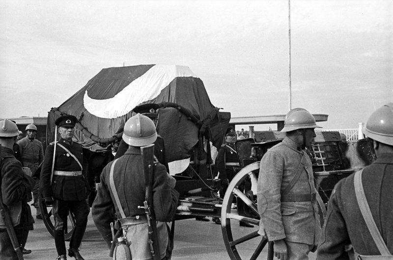 10 kasım 1938 Gününe ait Ulu Önder'in cenazesinden tarihe tanıklık eden fotoğraflar! - 10. fotoğraf