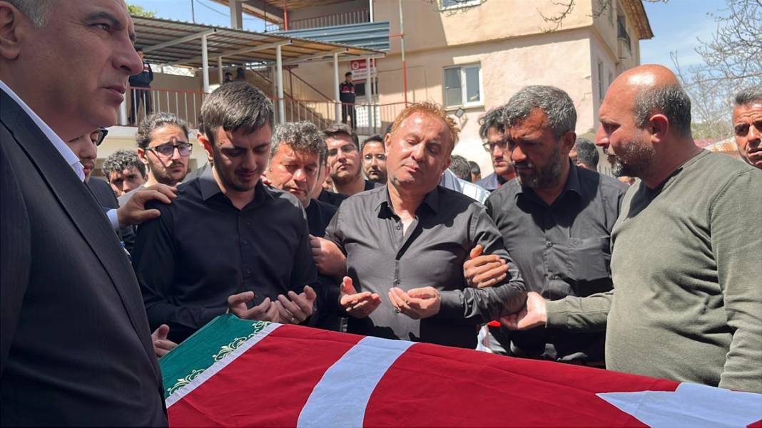 Okul saldırısında hayatını kaybedenler son yolcuğuna uğurlandı - 4. fotoğraf