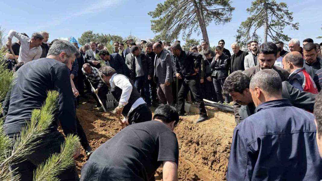 Okul saldırısında hayatını kaybedenler son yolcuğuna uğurlandı - 3. fotoğraf