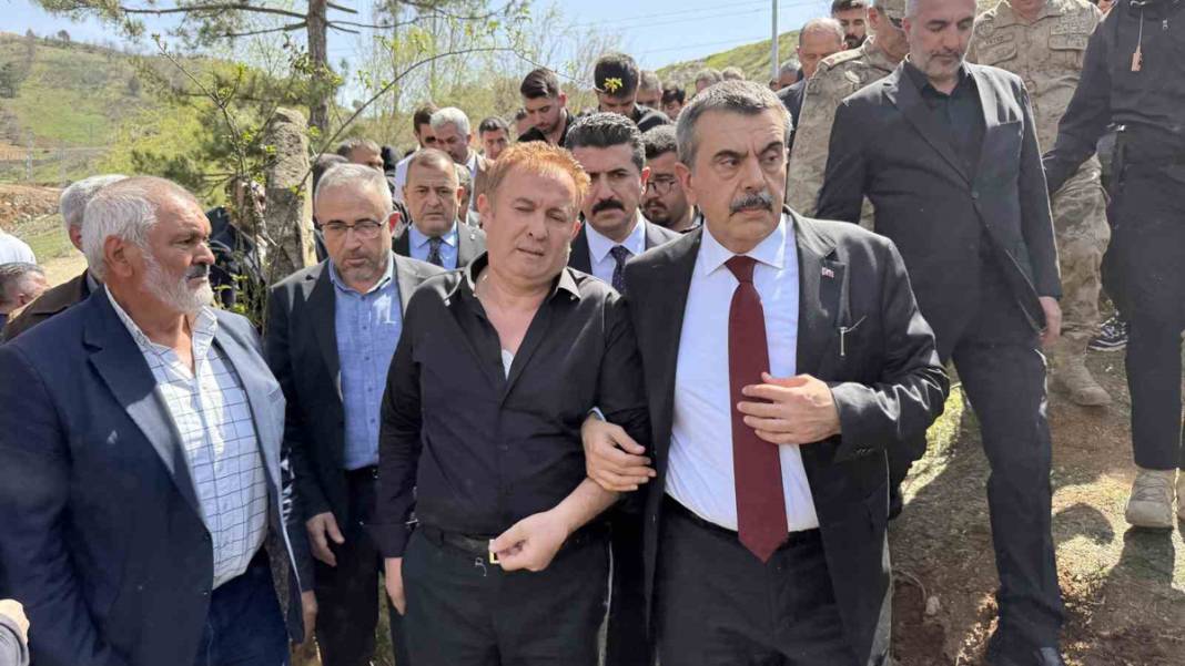Okul saldırısında hayatını kaybedenler son yolcuğuna uğurlandı - 6. fotoğraf