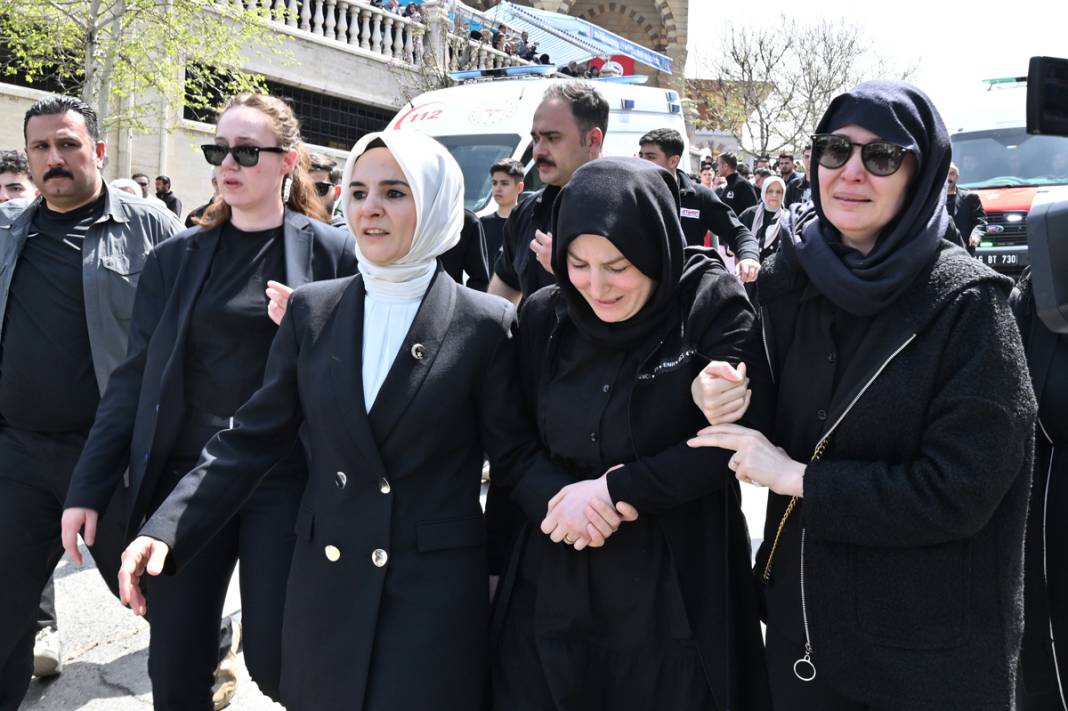 Okul saldırısında hayatını kaybedenler son yolcuğuna uğurlandı - 10. fotoğraf