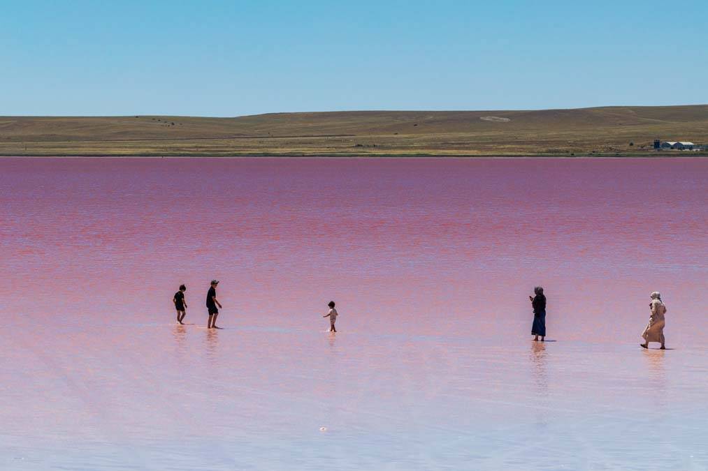Tuz Gölü, yaz sıcaklıklarının etkisiyle pembeye dönüştü - 2. fotoğraf