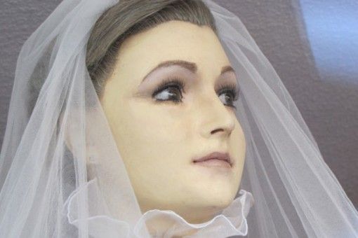 Kızını gelinlik mağazasının vitrinine manken yaptı! - 2. fotoğraf