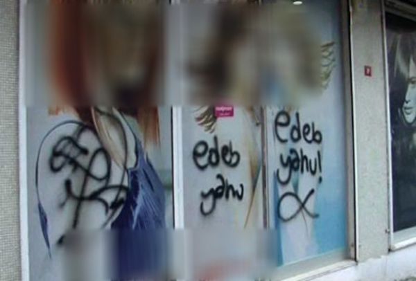 YOK ARTIK DİYECEKSİNİZ! Bilboard'a Asılan Reklamı Görünce Halk İsyan Etti! - 4. fotoğraf