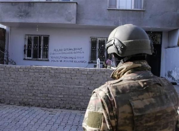 GÖREN HERKES DUVARDAKİ YAZIYI MUTLAKA OKUYOR! BAKIN DUVARDA NE YAZIYOR... - 11. fotoğraf