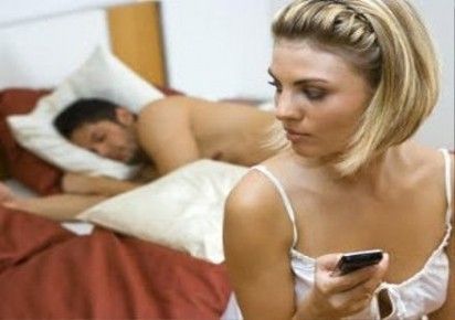 YATAK ÖRTÜSÜNÜ KALDIRAN KOCANIN DİLİ TUTULDU! BÖYLESİ GÖRÜLMEDİ! - 2. fotoğraf