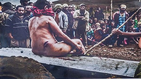 Korkunç Gelenek! Kadınları Canlı Canlı Yakıyorlar! - 6. fotoğraf