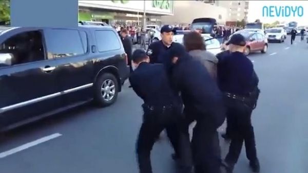 ESKİ DÜNYA ŞAMPİYONU KENDİSİNE JOPLA SALDIRAN 7 POLİSİ PERİŞAN ETTİ! - 4. fotoğraf