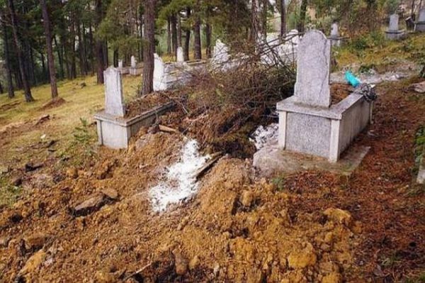 ŞEHİT MEZARINI KAZIP SOYMAYA ÇALIŞTILAR AMA ÖYLE BİR ŞEY OLDU Kİ... GÖRENLERİN DİLİ TUTULDU! - 3. fotoğraf