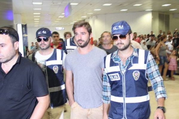 Ünlü Oyuncunun Boğaz Manzaralı Villasında Esrar Bahçesi! - 28. fotoğraf