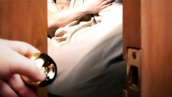 YATAK ÖRTÜSÜNÜ KALDIRAN KOCANIN DİLİ TUTULDU! BÖYLESİ GÖRÜLMEDİ! - 3. fotoğraf