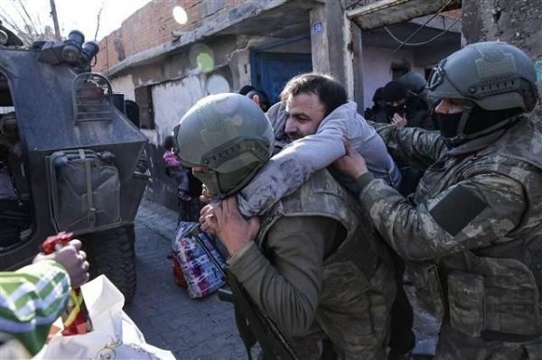 GÖREN HERKES DUVARDAKİ YAZIYI MUTLAKA OKUYOR! BAKIN DUVARDA NE YAZIYOR... - 7. fotoğraf