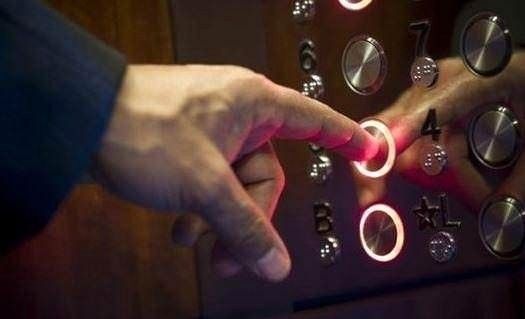 ARABANIN ANAHTARINI ÇENENİZİN ALTINDA TUTUN VE BAKIN NE OLUYOR! - 6. fotoğraf