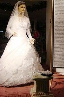 Kızını gelinlik mağazasının vitrinine manken yaptı! - 5. fotoğraf