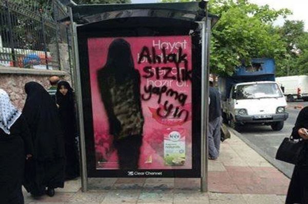 YOK ARTIK DİYECEKSİNİZ! Bilboard'a Asılan Reklamı Görünce Halk İsyan Etti! - 2. fotoğraf