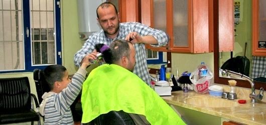 İŞE ALDIĞI ÇIRAKLAR YÜZÜNDEN BU İLANI VERMEK ZORUNDA KALDI! - 2. fotoğraf