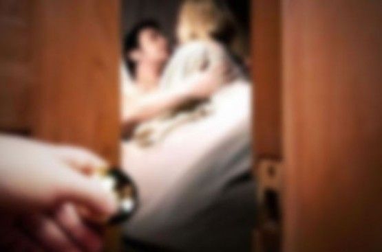 YATAK ÖRTÜSÜNÜ KALDIRAN KOCANIN DİLİ TUTULDU! BÖYLESİ GÖRÜLMEDİ! - 5. fotoğraf