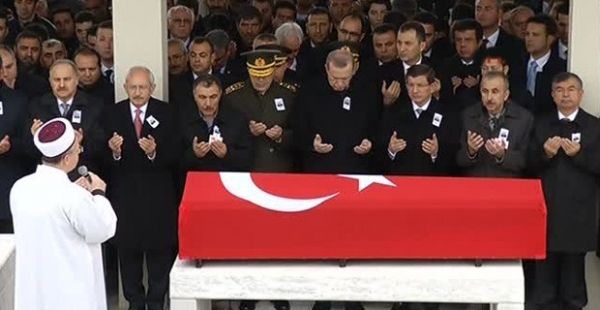 Tüm Türkiye'nin başı sağolsun... O isim aramızdan ayrıldı...  - 3. fotoğraf