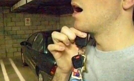 ARABANIN ANAHTARINI ÇENENİZİN ALTINDA TUTUN VE BAKIN NE OLUYOR! - 2. fotoğraf