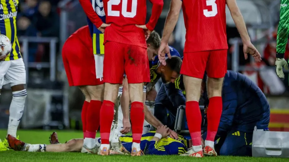 Fenerbahçe maçında korkutan sakatlık! Maça devam edemedi