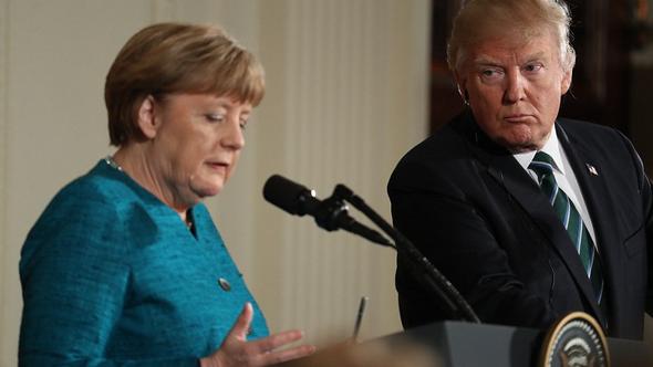 Merkel i yerden yere vurdular