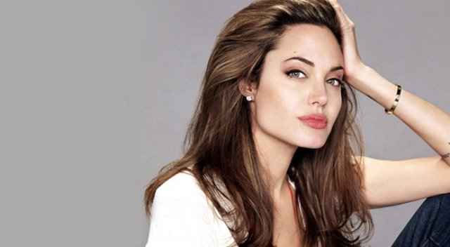 Angelina Jolie sevenlerini kahretti!