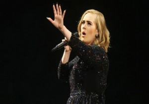 Adele konserde hayranını azarladı!