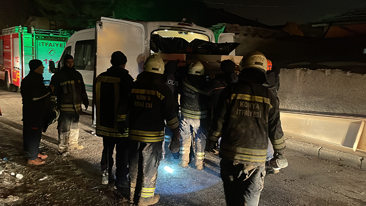 Konya da yangın çıkan evde çöken çatının altında kalan 7 depremzede öldü