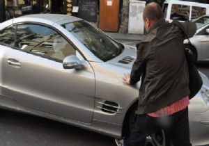 Kaynarca, sarışınını saklamaya çalışırken muhabiri ezdi!