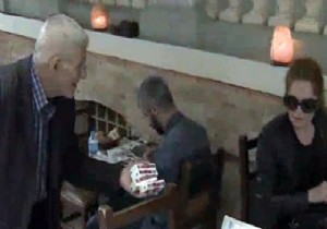 Yeşilçam oyuncusu mendil satarak geçimini sağlıyor!