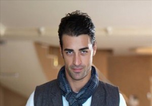 Sarp Levendoğlu fazla içince apartmana çişini yaptı!