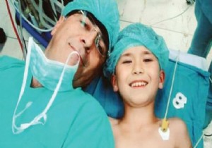 Doktor korkan çocuğu böyle teselli etti,  Hadi beraber uyuyalım 