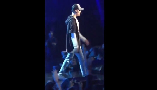 Justin Bieber o hayranlarına öfkelendi ve sahneyi terk etti!