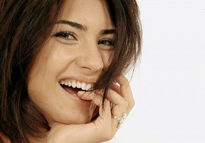 Turistlerin Tuğba Büyüküstün Hayranlığı Duvar Öptürüyor!