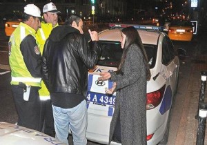 Ünlü oyuncu alkollü araba kullanmaktan ehliyetini kaptırdı!