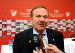  Futbolcular acımasızca müdahale ediyor 
