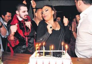 İzel in Yeni Yaşına Vampirli Kutlama
