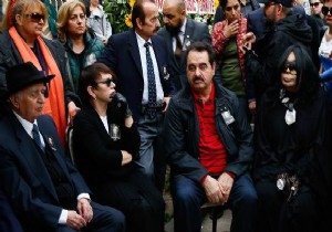 Öğrencileri Sezen Aksu'yu yalnız bıraktı!