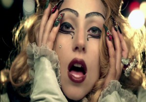 Lady Gaga Bir Siyah Bir Beyaz Gelinlik Giyindi!