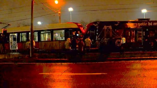 İstanbul da tramvaylar kafa kafaya çarpıştı
