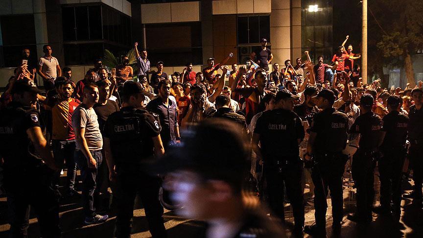 Taraftarlardan Florya da protesto