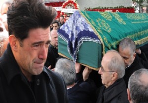 Hakan Ural annesini uğurladı!
