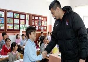 Sınıf başkanı seçilince  Cardozo yu getirdi!