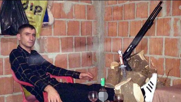 Genç kadını ayaklarından vurdu...