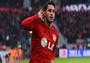 Hakan Çalhanoğlu  en iyi 11 e aday