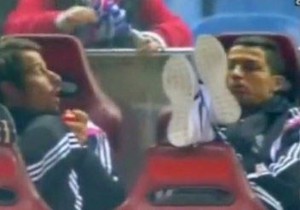 Ronaldo ayaklarını uzatarak tepki gösterdi!